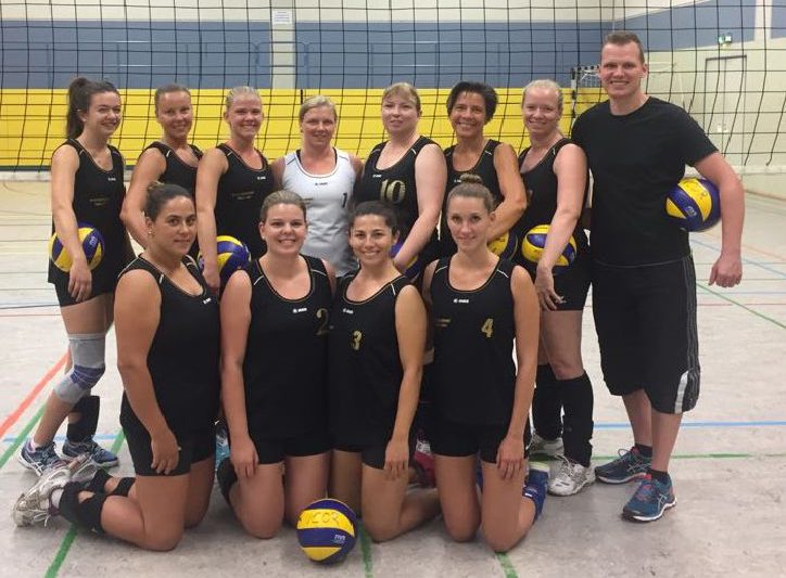 Damen1 Mannschaftsfoto Saison 2018-19 Stehend v.l.: Regina Nowak, Susann Schwendke, Malika Waser, Katrin Raake, Kerstin Kremeier-Falk, Sonja Scharbau, Jessika Binder, Alex Strübig (Trainer)
Kniend v.l.: Sibel Cepe, Anke Müller, Jasmina, Vanessa Lentz
Fehlend: Stephanie Le, Maike Marquardt, Laura Noltenius