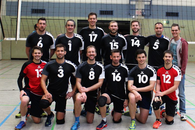 H2 Mannschaftsfoto 2018-19 stehend v.l.: Sebastian Czibor, Christian Wiechmann, Michael Schneider, Aron Prusko, Jost Beelitz, Sebastian Binder, Michael Hackel (Trainer)
kniend v.l.: Frederik Voss, Florian Fraune, Bastian Bugla, Andreas Ott, Carlos Gregorio, Andreas Saisch;
fehlend: Aniol Rebmann, Stefan Sommer